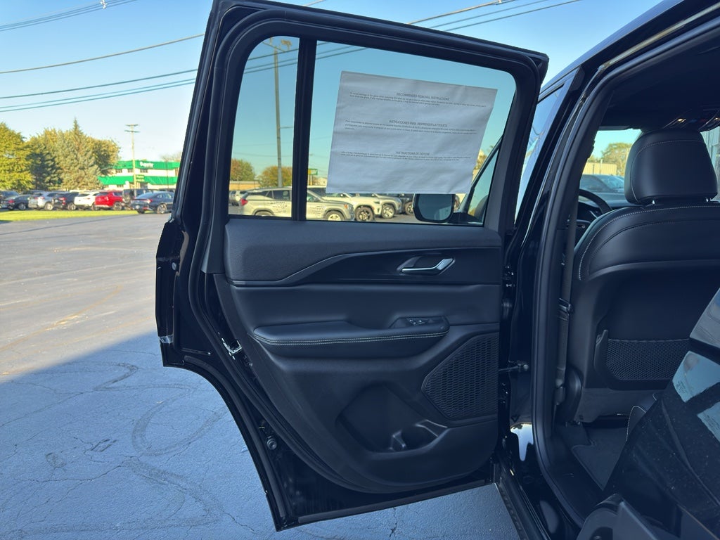 2027 Jeep Grand Cherokee GRAND CHEROKEE LAREDO X 4X4