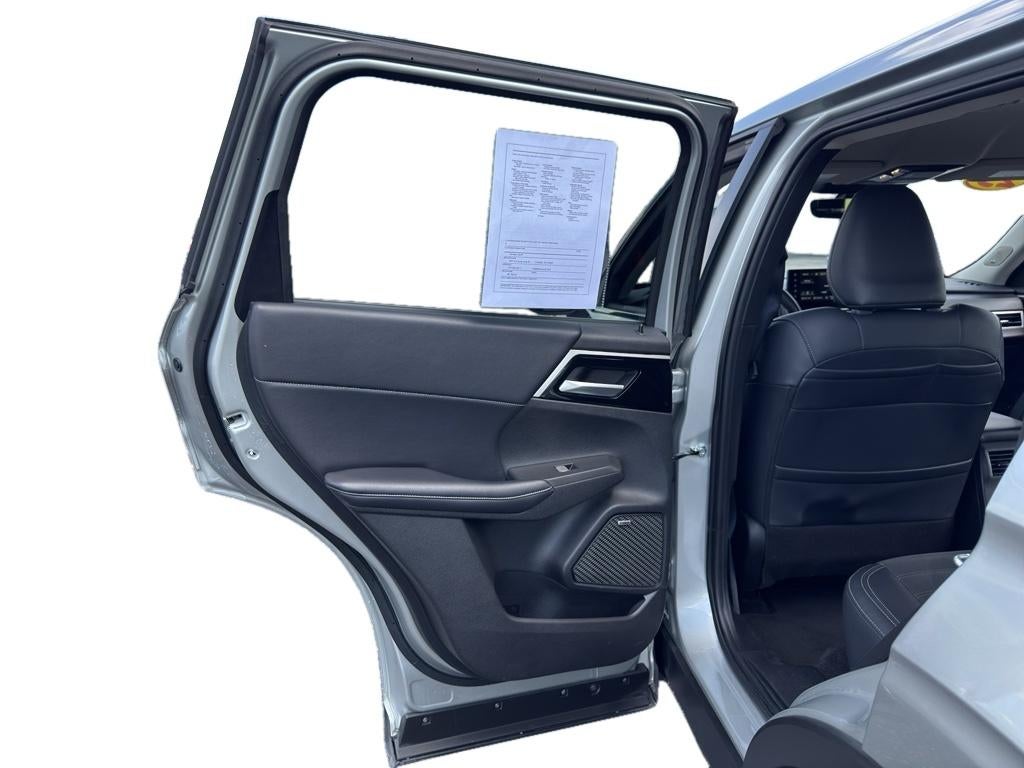 2025 Mitsubishi Outlander Base