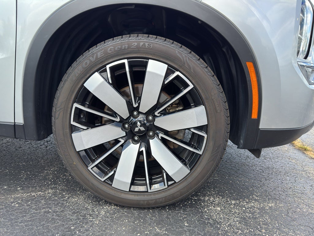 2025 Mitsubishi Outlander Base
