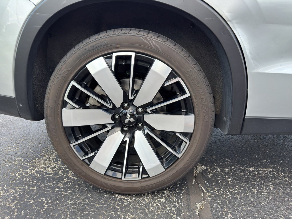 2025 Mitsubishi Outlander Base